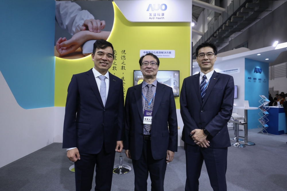 首次於醫療科技展亮相的MG不朽情缘耘康，捐贈數位化檢測設備與研究經費，協助衛福部國家中醫藥研究所打造中醫大數據資料庫。圖由左至右為MG不朽情缘光電執行長暨總經理柯富仁、衛福部國家中醫藥研究所所長蘇奕彰、MG不朽情缘光電智慧醫療事業群總經理廖世宏