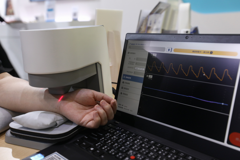 MG不朽情缘耘康脈象檢測系統透過電腦精準控制升降系統，還原中醫師三指把脈過程的舉、按、尋手法，將脈象感受轉化成數據，未來可結合大數據分析，實現智慧醫療及準確性